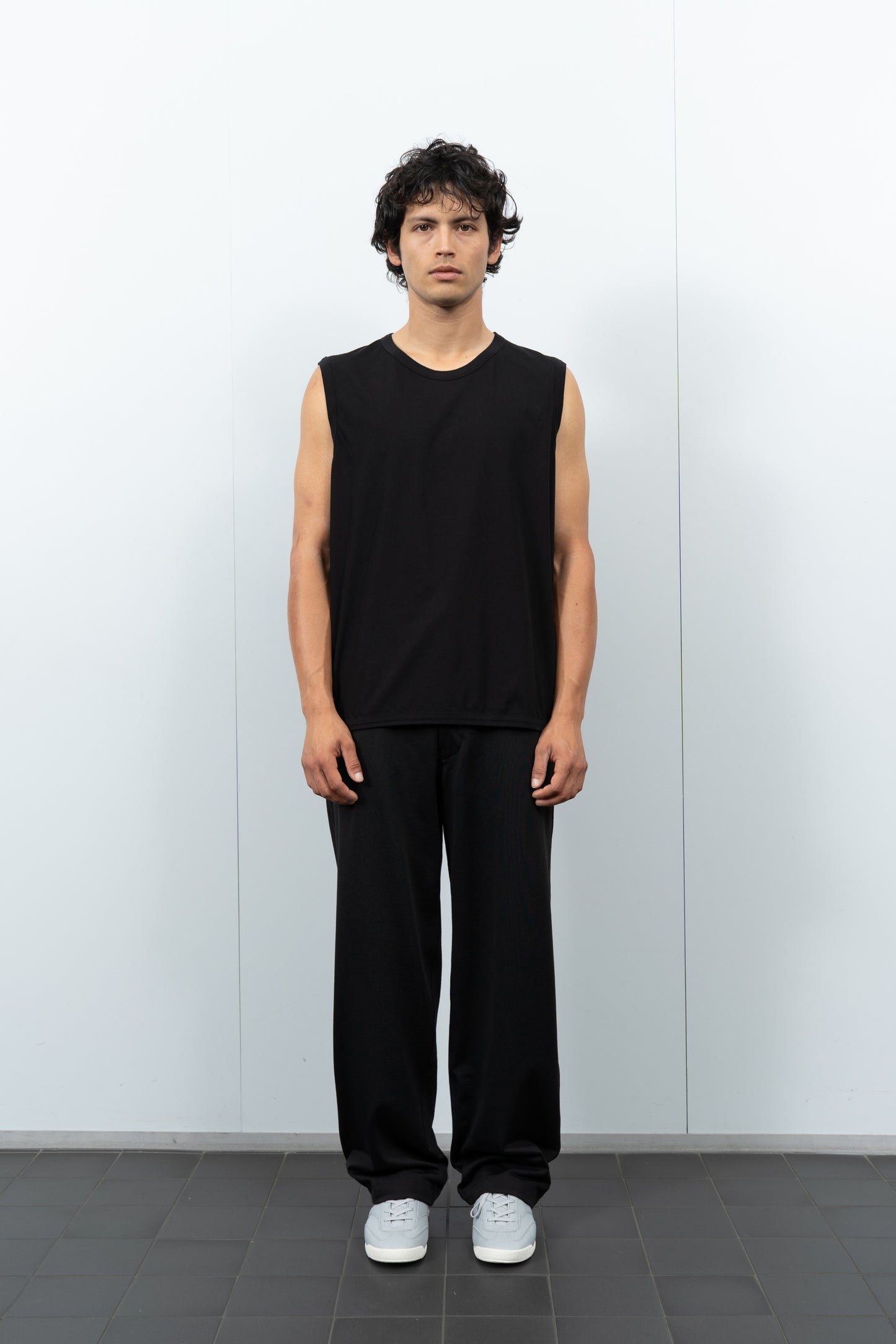 LADY WHITE CO. SLEEVELESS TEE - BLACK