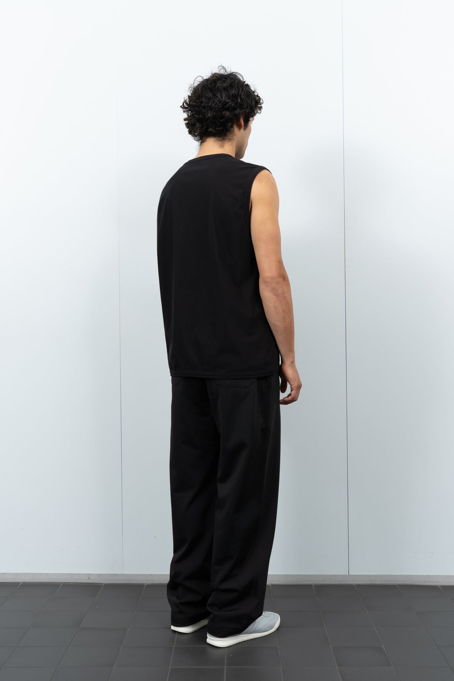 LADY WHITE CO. SLEEVELESS TEE - BLACK