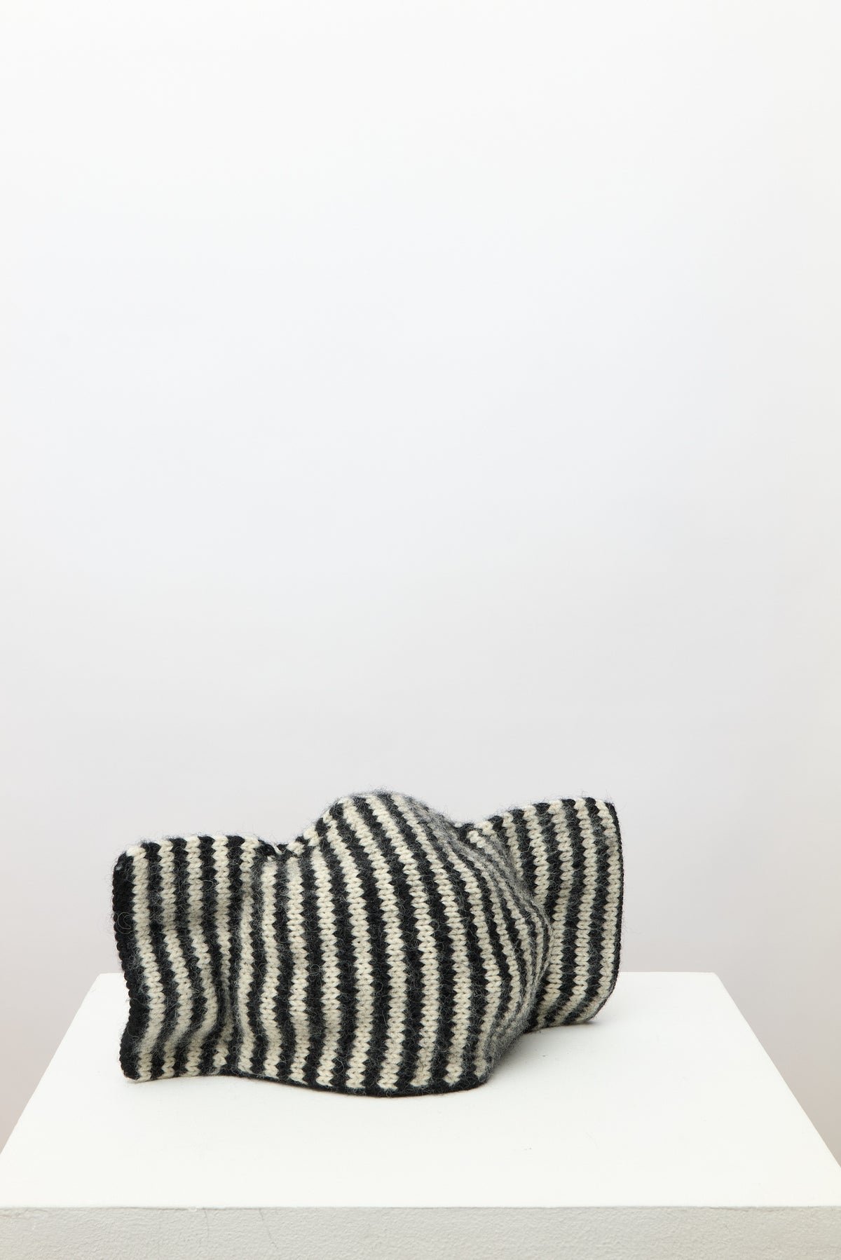 CAWLEY BRUSHED PURE NEW WOOL STRIPE BOW HAT - JET BLACK/ NATURAL
