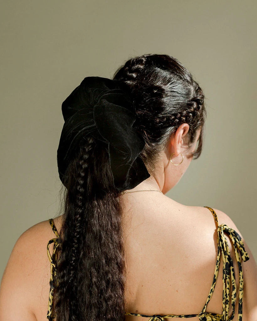 A BRONZE AGE - VELVET SCRUNCHIE - BLACK
