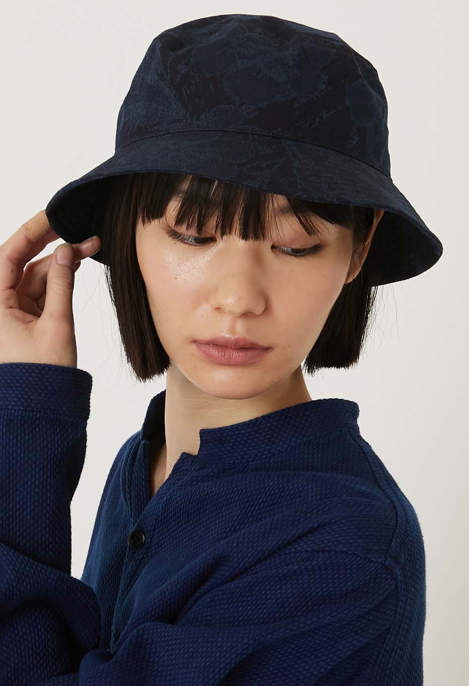 BLUE BLUE JAPAN INDIGO NYLON SATIN TSUJIGAHANA BUCKET HAT