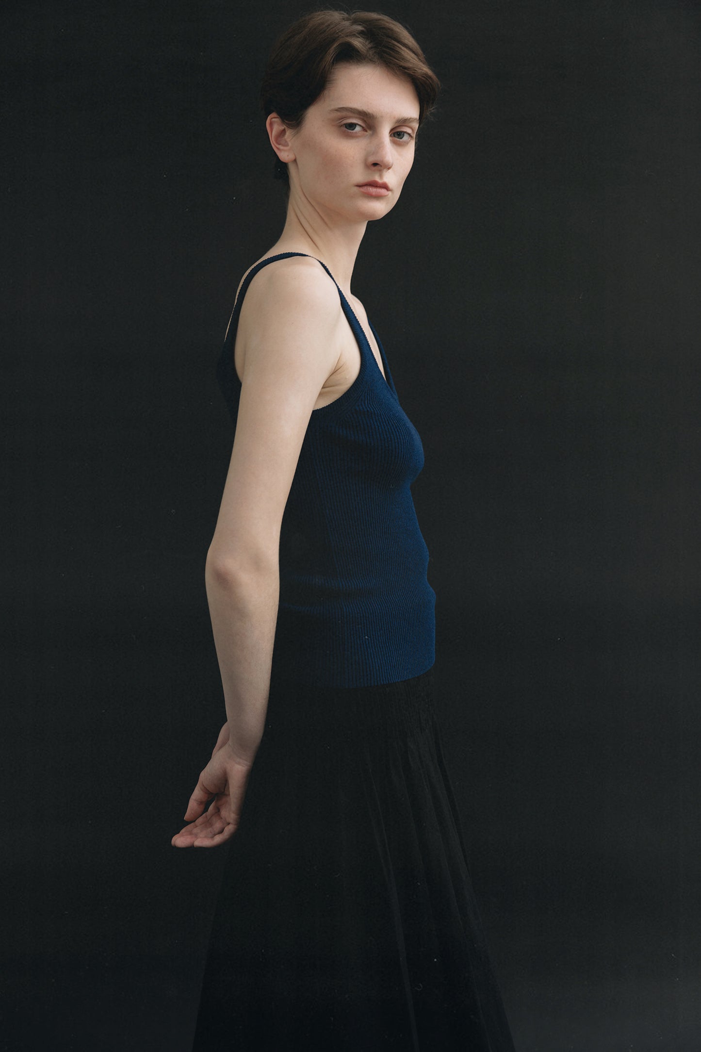 NOTHING WRITTEN HAZE V-NECK SLEEVELESS - NAVY