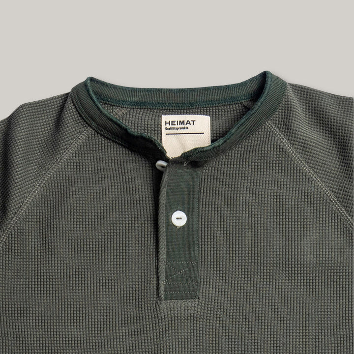HEIMAT HENLEY WAFFLE TOP - MILITARY GREEN