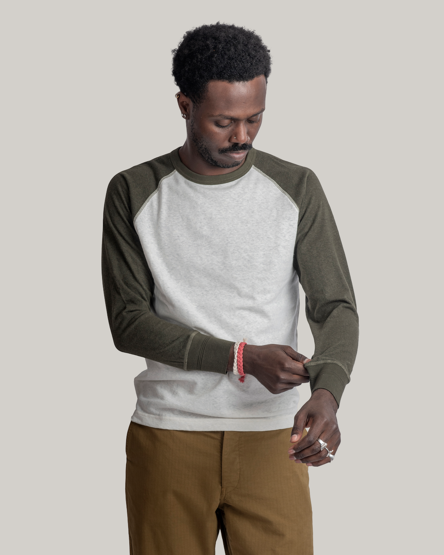 HEIMAT COTTON/ HEMP CONTRAST T-SHIRT - SEASHELL/ MILITARY GREEN