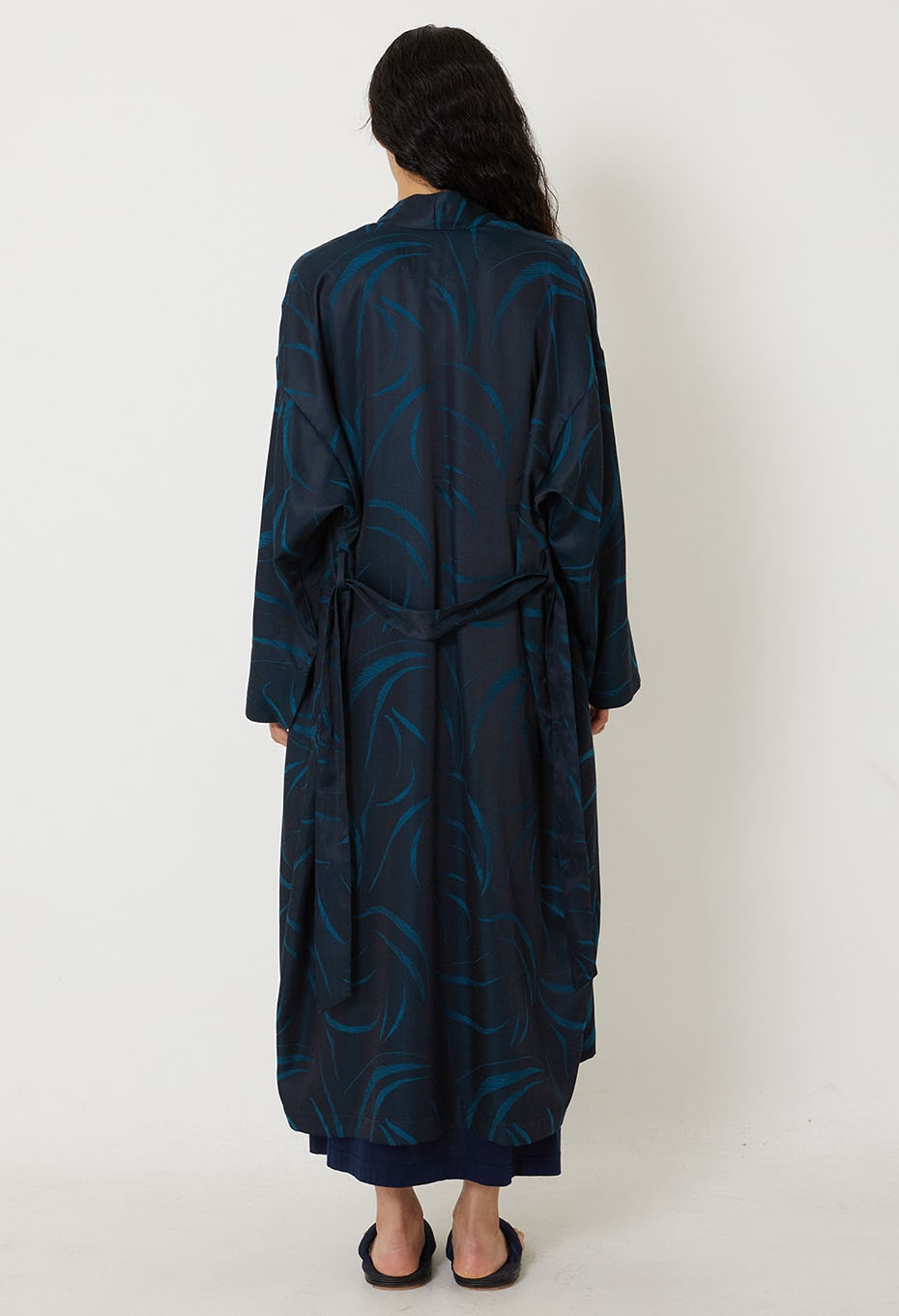 BLUE BLUE JAPAN WOMEN'S MEBUKI SATIN HAORI JACKET - DARK NAVY
