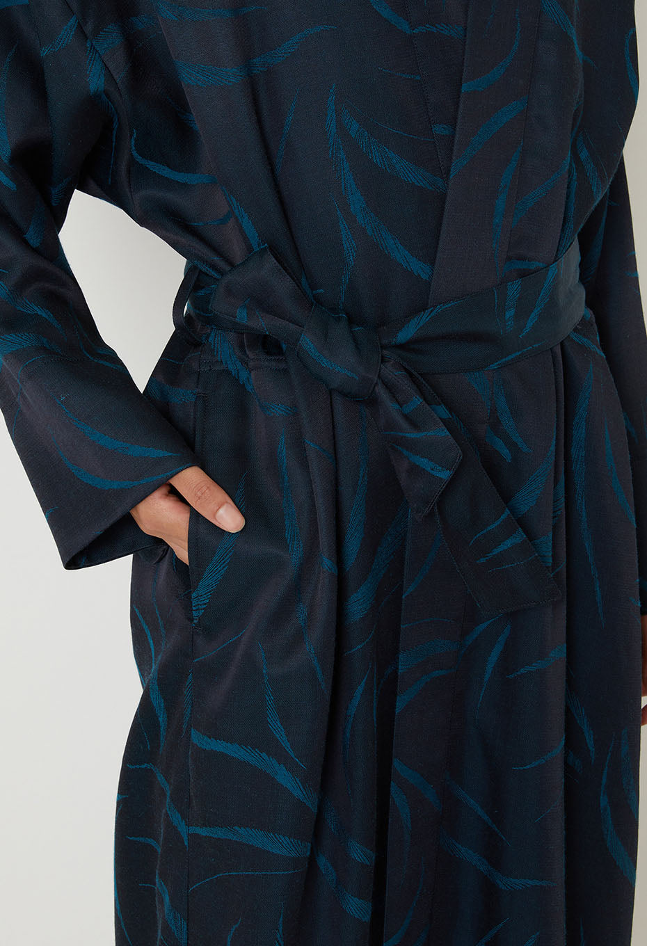 BLUE BLUE JAPAN WOMEN'S MEBUKI SATIN HAORI JACKET - DARK NAVY