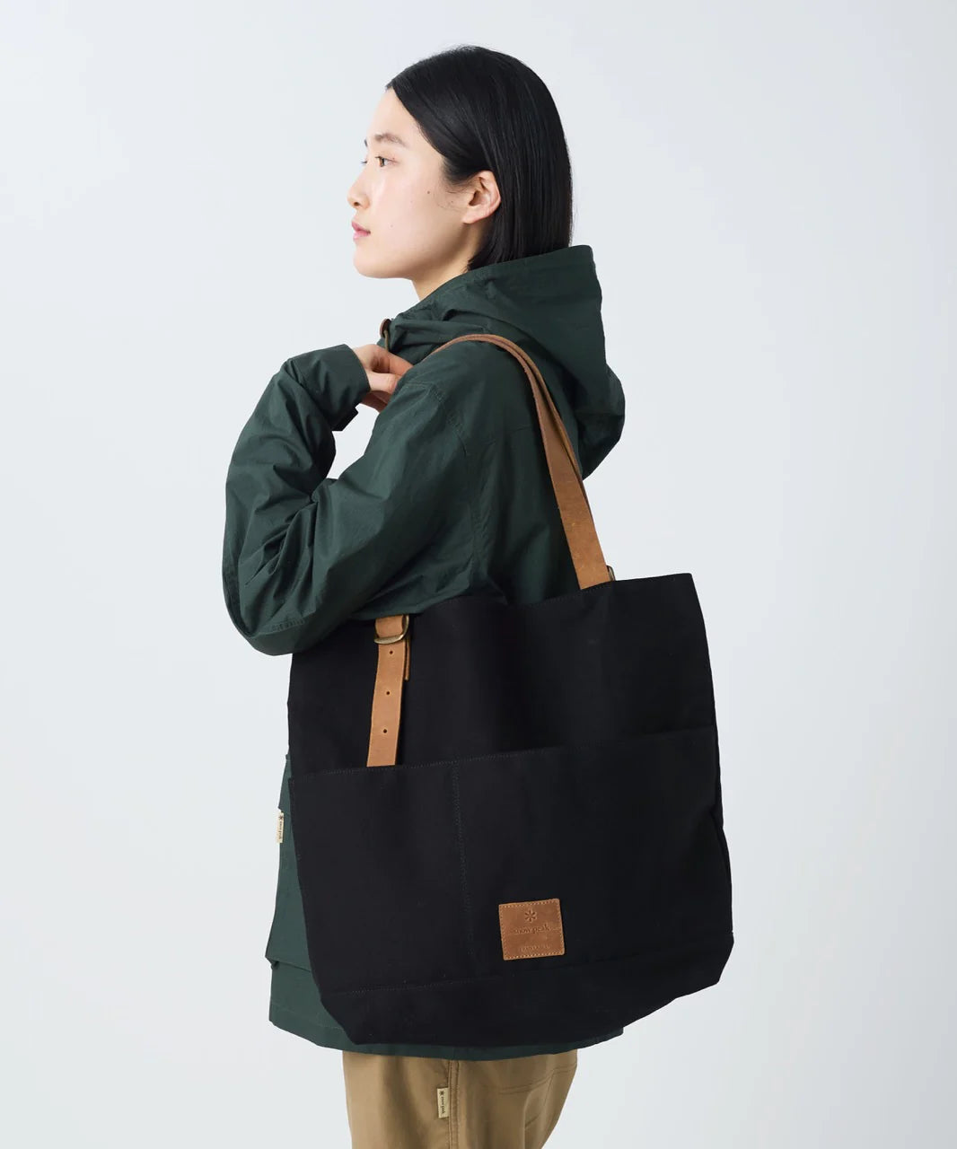 SNOW PEAK MIDDLE HAND BAG - BLACK