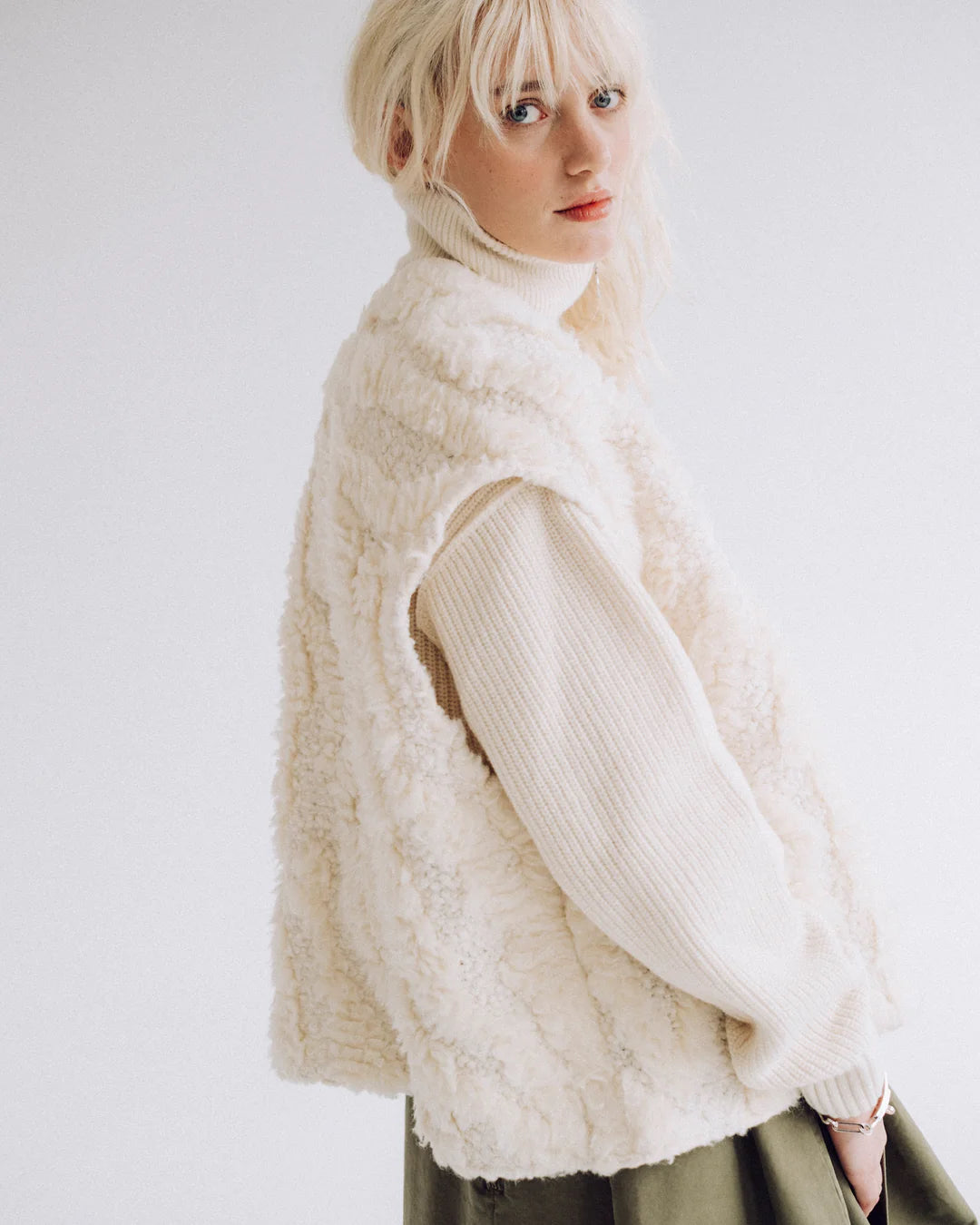 GIRLS OF DUST SHAWL COLLAR VEST - OFF- WHITE